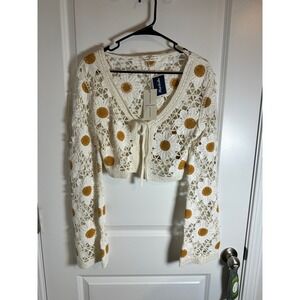 Moon & Madison Crochet Daisy Crop Sweater Long Sleeve V Neck Tie Front Women‎